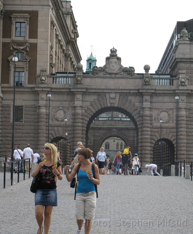 Bennas2010-3626.jpg - Main gate to the old town of Stockholm standing in front of a bridge. This is always busy with people.